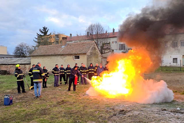 Praktična obuka vatrogasaca u Donjem Miholjcu: Uvježbavali gašenje početnih požara