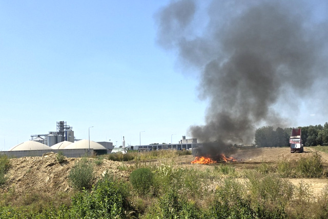 Požar plastičnog otpada u Industrijskoj zoni Janjevci stavljen pod nadzor